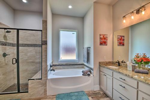 화장실, Newly Updated Mansfield Home with Fenced Yard! in 맨스필드 화장실, Newly Updated Mansfield Home with Fenced Yard! in 맨스필드