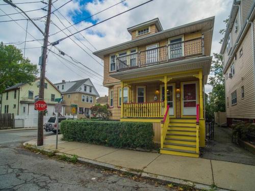 Cozy Large House close to TUFTS/Harvard/MIT 4BR in Medford Cozy Large House close to TUFTS/Harvard/MIT 4BR in Medford
