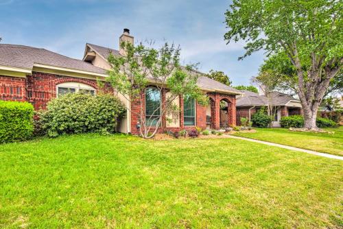 Modern Coppell Retreat with Patio and Fire Pit! in 코펠 Modern Coppell Retreat with Patio and Fire Pit! in 코펠