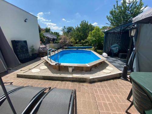 Maison bourgeoise avec piscine et jaccuzi in Bondy Maison bourgeoise avec piscine et jaccuzi in Bondy