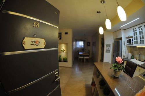 Entrance, Mory's Place - Luxurious Holiday Apartment in Leva'ot Entrance, Mory's Place - Luxurious Holiday Apartment in Leva'ot