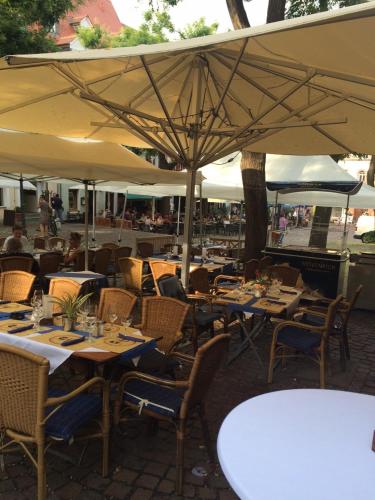ระเบียง/ชานเรือน, Marktplatzhotel - Restaurant Tafelspitz in ไวน์ไฮม์ ระเบียง/ชานเรือน, Marktplatzhotel - Restaurant Tafelspitz in ไวน์ไฮม์