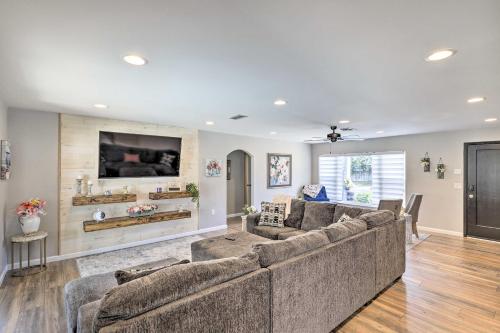 Lavish Holiday Home with Lanai and Heated Outdoor Pool in Holiday (FL) Lavish Holiday Home with Lanai and Heated Outdoor Pool in Holiday (FL)