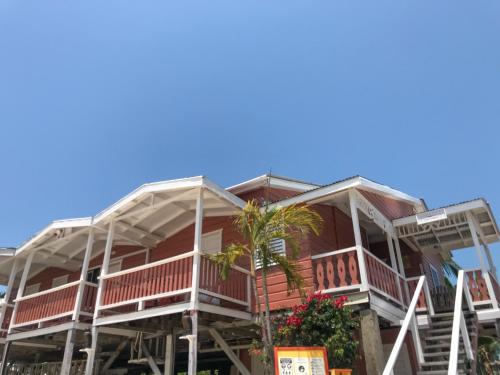Buitenkant, Tropical Paradise Express in Caye Caulker Buitenkant, Tropical Paradise Express in Caye Caulker