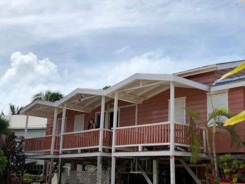 Buitenkant, Tropical Paradise Express in Caye Caulker Buitenkant, Tropical Paradise Express in Caye Caulker