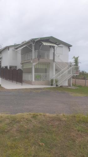 Exterior view, Joli bungalow avec jacuzzi chez Roberto in Les Mangles Exterior view, Joli bungalow avec jacuzzi chez Roberto in Les Mangles