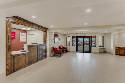 大堂, 紅屋頂酒店及套房紐波特 – 米德爾敦,羅德島 (Red Roof Inn & Suites Newport – Middletown, RI) in 米德爾鎮 (RI) 大堂, 紅屋頂酒店及套房紐波特 – 米德爾敦,羅德島 (Red Roof Inn & Suites Newport – Middletown, RI) in 米德爾鎮 (RI)