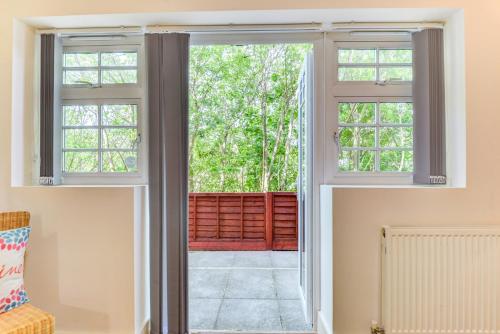 Балкон, Redhill town centre apartment by Livingo in Рейгейт Балкон, Redhill town centre apartment by Livingo in Рейгейт