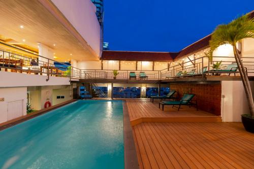 สระว่ายน้ำ, โรงแรมพินนาเคิล ลุมพินี พาร์ค (Pinnacle Lumpinee Park Hotel) near สถานทูตญี่ปุ่น สระว่ายน้ำ, โรงแรมพินนาเคิล ลุมพินี พาร์ค (Pinnacle Lumpinee Park Hotel) near สถานทูตญี่ปุ่น