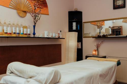 Massage, Hotel Korona Eger Wellness and Conference Hotel in Eger Massage, Hotel Korona Eger Wellness and Conference Hotel in Eger