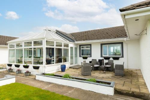 Alton Villa, Sleeps 8, Great for Families, Hotub & Games Room in Newmilns Alton Villa, Sleeps 8, Great for Families, Hotub & Games Room in Newmilns