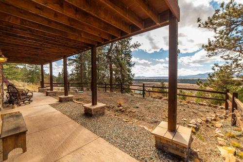 Relax and Unwind with Breathtaking Panoramic Views - Red Hill House in Garo (CO) Relax and Unwind with Breathtaking Panoramic Views - Red Hill House in Garo (CO)