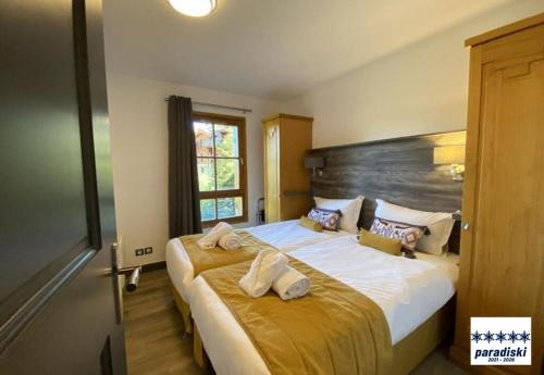 Stylish ski-in ski-out 3 bed apartment, Arc 1950