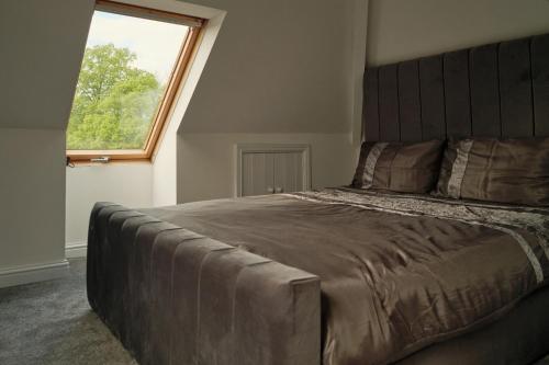 Modern Spacious House - Sleeps 16, Free Parking, Sun Terrace in Nuneaton Modern Spacious House - Sleeps 16, Free Parking, Sun Terrace in Nuneaton