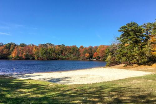 Private Spa, Fire Pit and Deck Poconos Home! in 에메랄드 레이크 Private Spa, Fire Pit and Deck Poconos Home! in 에메랄드 레이크