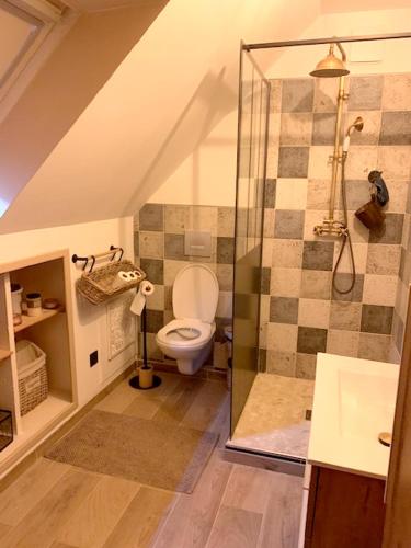 Bathroom, Villa de 4 chambres avec piscine privee terrasse amenagee et wifi a Omerville in Bray-et-Lu Bathroom, Villa de 4 chambres avec piscine privee terrasse amenagee et wifi a Omerville in Bray-et-Lu