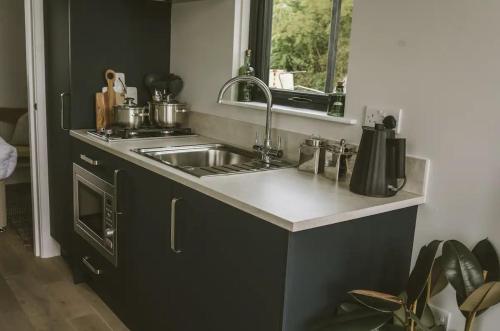 المرافق, Water Cabin With Water Sports Equipment and Bikes, Bath in Kelston المرافق, Water Cabin With Water Sports Equipment and Bikes, Bath in Kelston
