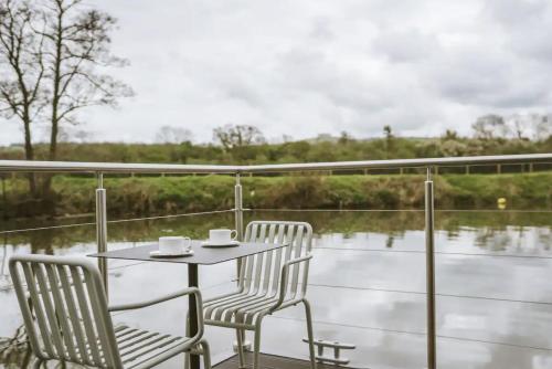 شرفة/ تراس, Water Cabin With Water Sports Equipment and Bikes, Bath in Kelston شرفة/ تراس, Water Cabin With Water Sports Equipment and Bikes, Bath in Kelston