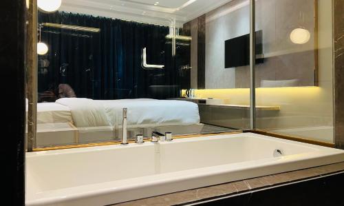 Bathroom, The Prime Delhi in New Delhi and NCR Bathroom, The Prime Delhi in New Delhi and NCR
