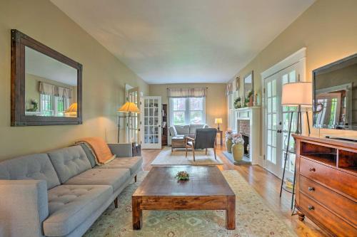 Elegant Charles Town Home Grill, Walk Dtwn! in Чарльз Таун (Западная Виргиния) Elegant Charles Town Home Grill, Walk Dtwn! in Чарльз Таун (Западная Виргиния)
