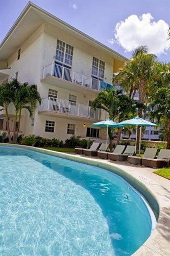 Swimming pool, Suites at Coral Resorts in Key Biscayne (FL) Swimming pool, Suites at Coral Resorts in Key Biscayne (FL)