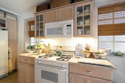 Tropical Designer House in Heart of Antique Row WPB in Central Park Tropical Designer House in Heart of Antique Row WPB in Central Park