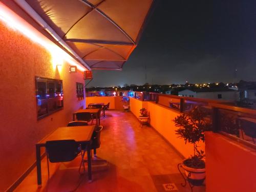 מרפסת, Royal Blue Guest House & Bar in לום מרפסת, Royal Blue Guest House & Bar in לום
