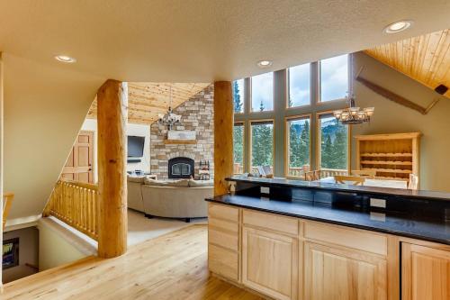 Private Retreat with Hot Tub and Game Room - Mountain Vista in Blue River Private Retreat with Hot Tub and Game Room - Mountain Vista in Blue River