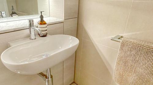 Luxurious 2 bed apartments Lavender Bay view in North Sydney Luxurious 2 bed apartments Lavender Bay view in North Sydney