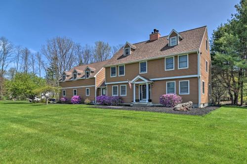 Stylish Studio with Fireplace about 3 Mi From Dtwn! in Saratoga Springs (New York) Stylish Studio with Fireplace about 3 Mi From Dtwn! in Saratoga Springs (New York)