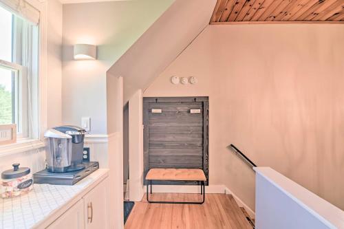 Stylish Studio with Fireplace about 3 Mi From Dtwn! in Saratoga Springs (New York) Stylish Studio with Fireplace about 3 Mi From Dtwn! in Saratoga Springs (New York)
