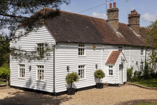 Cosy Cottage with Beautiful Garden, HotTub & Sauna in Marden Cosy Cottage with Beautiful Garden, HotTub & Sauna in Marden