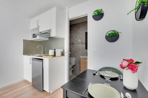 Kitchen, CMG - Charmant studio 2P - Kremlin-Bicetre - Place d'Italie VI in Le Kremlin Bicetre Kitchen, CMG - Charmant studio 2P - Kremlin-Bicetre - Place d'Italie VI in Le Kremlin Bicetre