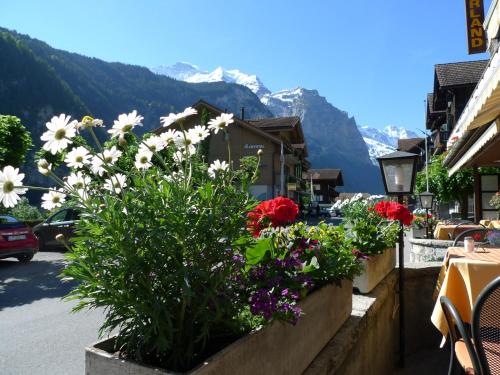 Terraza/balcón, Hotel Oberland in Lauterbrunnen Terraza/balcón, Hotel Oberland in Lauterbrunnen