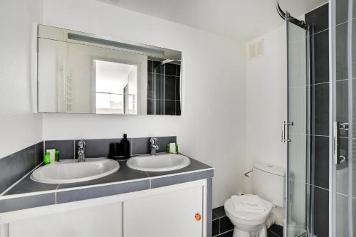 Bathroom, CMG - Charmant appartement 6P - 2BR - Kremlin-Bicetre - Place d'Italie Souplex in Le Kremlin Bicetre Bathroom, CMG - Charmant appartement 6P - 2BR - Kremlin-Bicetre - Place d'Italie Souplex in Le Kremlin Bicetre