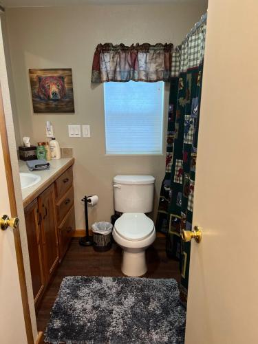 Kupaonica, 2 Bedroom Cabin Inside Glacier National Park in West Glacier (MT) Kupaonica, 2 Bedroom Cabin Inside Glacier National Park in West Glacier (MT)