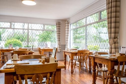 Makanan dan Minuman, Riverside in Ullapool Makanan dan Minuman, Riverside in Ullapool