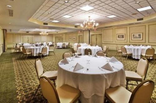 قاعة للمآدب, رامادا باي ويندام جينزفيل (Ramada by Wyndham Gainesville) in Gainesville قاعة للمآدب, رامادا باي ويندام جينزفيل (Ramada by Wyndham Gainesville) in Gainesville