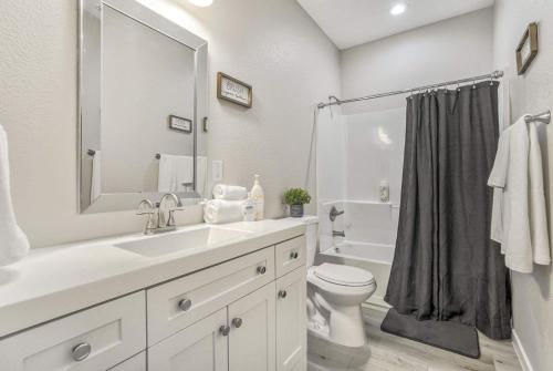 Bathroom, NEW 2BR Modern Cottage Monument Near USAFA, Park in Woodmoor (CO) Bathroom, NEW 2BR Modern Cottage Monument Near USAFA, Park in Woodmoor (CO)