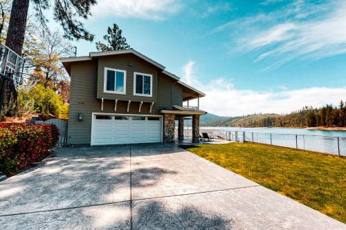 Brickers Lakefront in Bass Lake (CA) Brickers Lakefront in Bass Lake (CA)