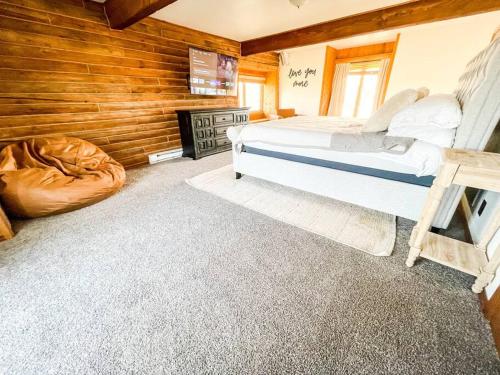 Private Mountain Cabin! King Bed 8 Acres Game Rm in Black Forest (CO) Private Mountain Cabin! King Bed 8 Acres Game Rm in Black Forest (CO)
