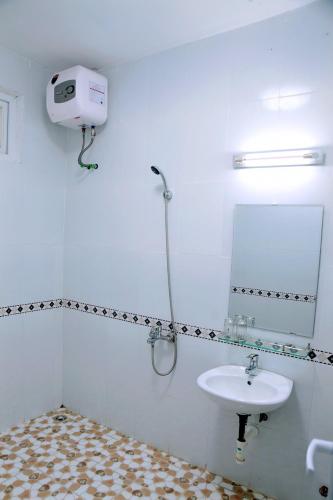 Bathroom, Nha khach Thanh nien Quang Nam in Nui Thanh Bathroom, Nha khach Thanh nien Quang Nam in Nui Thanh