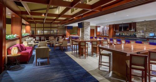 Bar/lounge, Sonesta Hotel Houston IAH Airport in North Houston Bar/lounge, Sonesta Hotel Houston IAH Airport in North Houston