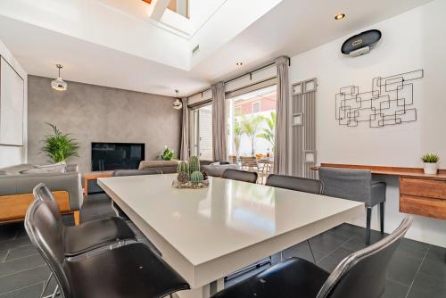 Зручності, VLVilla - Villa de lujo en Valencia con piscina privada y sala de cine in València Зручності, VLVilla - Villa de lujo en Valencia con piscina privada y sala de cine in València