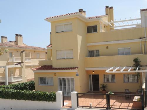 ACOGEDOR ADOSADO entre mar y montaña