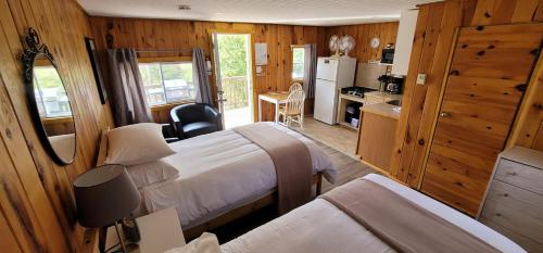 百匯小屋度假村 (Parkway Cottage Resort) in 阿岡昆高地 (ON) 百匯小屋度假村 (Parkway Cottage Resort) in 阿岡昆高地 (ON)