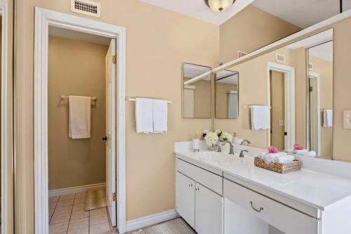 Bathroom, Sweety Villa in California with BBQ in garden in Fountain Valley (CA) Bathroom, Sweety Villa in California with BBQ in garden in Fountain Valley (CA)
