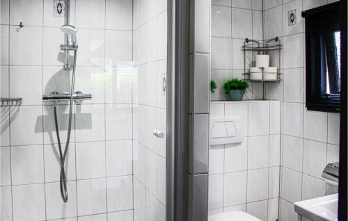 Bathroom, Awesome home in Reutum with 2 Bedrooms, Outdoor swimming pool and Heated swimming pool in Reutum Bathroom, Awesome home in Reutum with 2 Bedrooms, Outdoor swimming pool and Heated swimming pool in Reutum