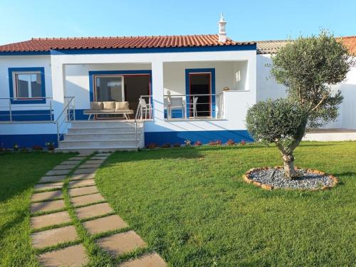 Casa Citrus Limão - Between the Hills & the Ocean (Casa Citrus Limao - Between the Hills & the Ocean) in Силвес Casa Citrus Limão - Between the Hills & the Ocean (Casa Citrus Limao - Between the Hills & the Ocean) in Силвес