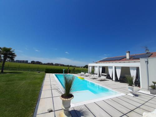 Swimming pool, Villa Private Pool Luxury G&P Hot Tub in Granarolo Dell'emilia Swimming pool, Villa Private Pool Luxury G&P Hot Tub in Granarolo Dell'emilia